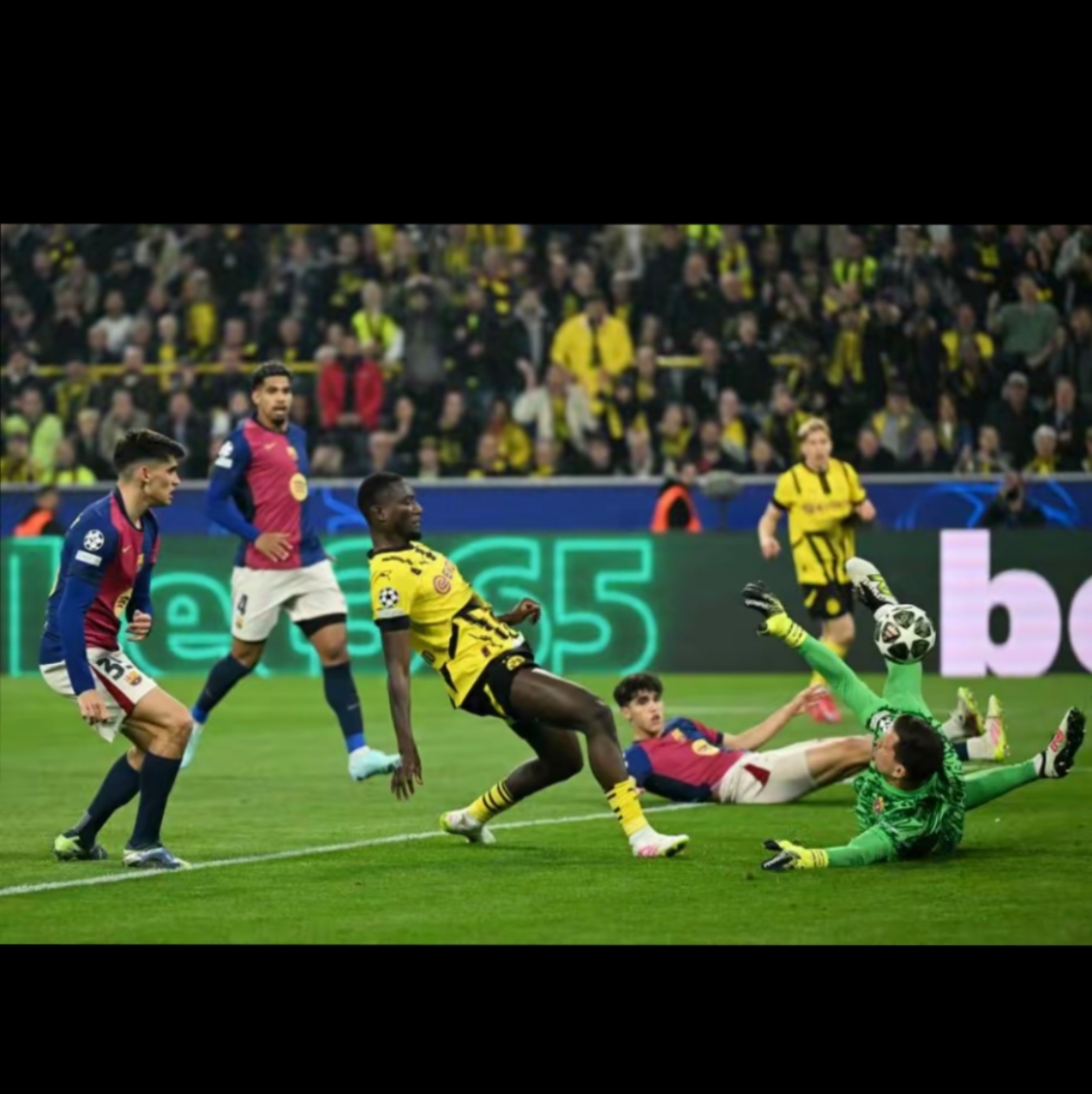 买球app-巴萨遭遇意外失利，夺冠前景受阻(巴萨再获争冠主动权)